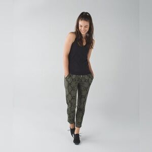 Lululemon Jet Crop Slim Luxtreme Pants Ziggy Snake Fatigue Green Gator Size 4